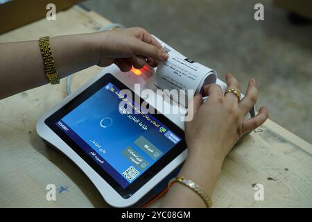 Duhok, Irak. 20 octobre 2024. Un fonctionnaire de la haute Commission électorale indépendante d'Irak (IHEC) travaille après la fermeture des urnes pendant les élections législatives dans un bureau de vote de la ville de Duhok, dans la région autonome du Kurdistan irakien. Initialement prévu pour il y a deux ans, le vote a été reporté quatre fois en raison de différends entre les deux partis historiques de la région, le Parti démocratique du Kurdistan (PDK/PDK) et l'Union patriotique du Kurdistan (UPK). Crédit : SOPA images Limited/Alamy Live News Banque D'Images