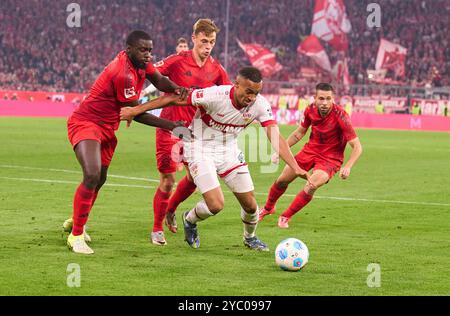 Jamie Leweling, VFB 18 concurrencer pour le ballon, tackling, duel, header, zweikampf, action, lutte contre Dayot Upamecano, FCB 2 Joshua KIMMICH, FCB 6 Raphael Guerreiro, FCB 22 dans le match FC BAYERN MUENCHEN - VFB STUTTGART 4-0 le 19 octobre 2024 à Munich, Allemagne. Saison 2024/2025, 1.Bundesliga, FCB, Muenchen, journée 7, 7.Spieltag photographe : ddp images/STAR-images - LA RÉGLEMENTATION DFL INTERDIT TOUTE UTILISATION DE PHOTOGRAPHIES comme SÉQUENCES D'IMAGES et/ou QUASI-VIDÉO - crédit : ddp Media GmbH/Alamy Live News Banque D'Images