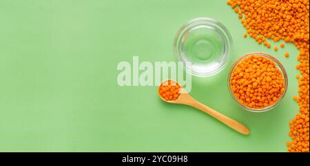 Lens culinaris - lentilles rouges biologiques à tremper dans l'eau. Banque D'Images