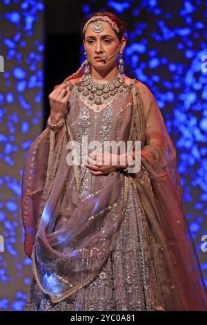 Un mannequin marche sur la rampe pour présenter une collection de créateurs lors du défilé de mode « Shaadiyan » saison 5 à Jaipur, Rajasthan, Inde, le 19 octobre 2024. (Photo de Vishal Bhatnagar/NurPhoto) crédit : NurPhoto SRL/Alamy Live News Banque D'Images