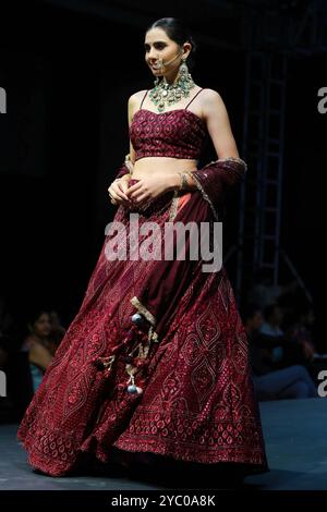 Un mannequin marche sur la rampe pour présenter une collection de créateurs lors du défilé de mode « Shaadiyan » saison 5 à Jaipur, Rajasthan, Inde, le 19 octobre 2024. (Photo de Vishal Bhatnagar/NurPhoto) crédit : NurPhoto SRL/Alamy Live News Banque D'Images