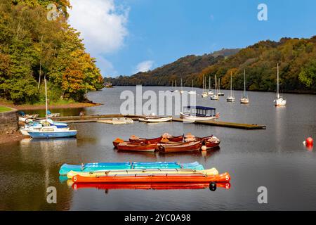 Réservoir de Rudyard Lake dans le Staffordshire Moorlands près de Leek vu avec des voiliers amarrés à l'automne Banque D'Images