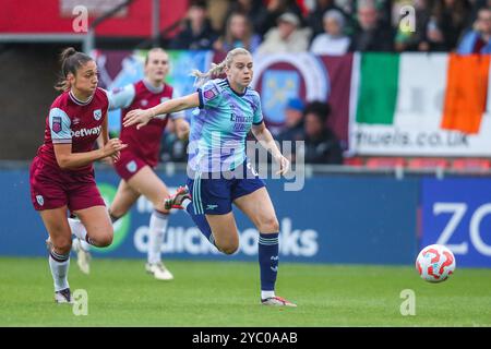 Alessia Russo d'Arsenal rompt avec le ballon lors du match de Super League féminine de Barclays West Ham United Women vs Arsenal Women au Chigwell construction Stadium, Dagenham, Royaume-Uni, 20 octobre 2024 (photo par Izzy Poles/News images) Banque D'Images