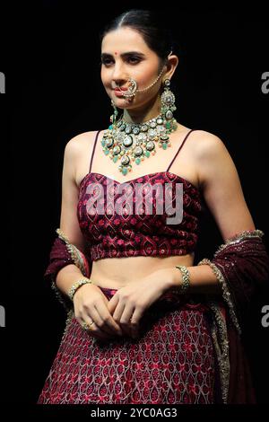 Un mannequin marche sur la rampe pour présenter une collection de créateurs lors du défilé de mode « Shaadiyan » saison 5 à Jaipur, Rajasthan, Inde, le 19 octobre 2024. (Photo de Vishal Bhatnagar/NurPhoto) crédit : NurPhoto SRL/Alamy Live News Banque D'Images