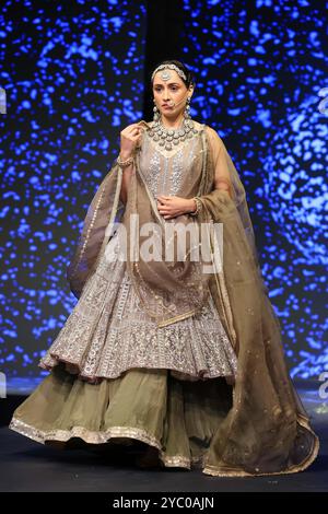 Un mannequin marche sur la rampe pour présenter une collection de créateurs lors du défilé de mode « Shaadiyan » saison 5 à Jaipur, Rajasthan, Inde, le 19 octobre 2024. (Photo de Vishal Bhatnagar/NurPhoto) crédit : NurPhoto SRL/Alamy Live News Banque D'Images