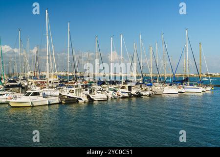 Vila Real de Santo Antonio, Portugal, 13 octobre 2024. Yachts et voiliers ancrés dans les eaux calmes d'une marina sous un ciel bleu clair. Banque D'Images