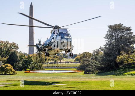 Washington, États-Unis. 20 octobre 2024. L'hélicoptère Marine One, avec le président à bord, s'approche pour atterrir sur la pelouse sud de la Maison Blanche à Washington, DC crédit : SOPA images Limited/Alamy Live News Banque D'Images