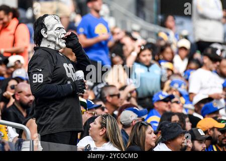 Inglewood, CA. 20 octobre 2024. Fan des Las Vegas Raiders dans les gradins au deuxième quart-temps pendant le match de football de la NFL. Las Vegas Raiders vs Los Angeles Rams. Crédit photo obligatoire : Louis Lopez/Cal Sport Media/Alamy Live News Banque D'Images