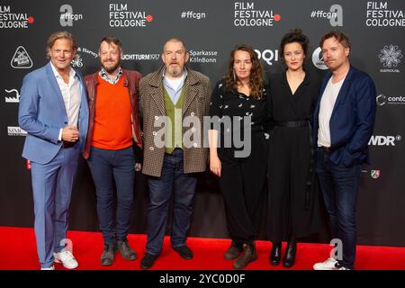 Cologne, Allemagne. 20 octobre 2024. Dietmar Baer, Tinka Fuerst, Roland Riebeling, Jan Kruse, Charlotte Rolfes, et Goetz Bolten apparaissent sur le tapis rouge du photocall pour le film ''TATORT KOLN : COLONIUS'' au film Palast de Cologne, Allemagne, le 20 octobre 2024, lors du Festival du film de Cologne 2024. (Photo de Ying Tang/NurPhoto) crédit : NurPhoto SRL/Alamy Live News Banque D'Images