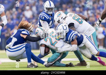 Indianapolis, Indiana, États-Unis. 20 octobre 2024. Jaylen Wright (25) est affronté par Grant Stuard (41) et Nick Cross (20), le linebacker des Colts d'Indianapolis, lors du match opposant les Dolphins de Miami et les Colts d'Indianapolis au Lucas Oil Stadium, Indianapolis, Indiana. (Crédit image : © Scott Stuart/ZUMA Press Wire) USAGE ÉDITORIAL SEULEMENT! Non destiné à UN USAGE commercial ! Crédit : ZUMA Press, Inc/Alamy Live News Banque D'Images