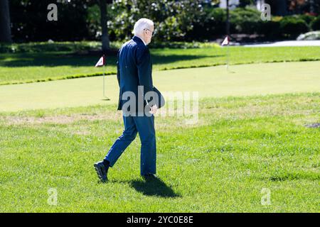 Washington, États-Unis. 20 octobre 2024. Le président Joe Biden traversant la pelouse sud après son retour à la Maison Blanche à Washington DC (photo de Michael Brochstein/Sipa USA) crédit : Sipa USA/Alamy Live News Banque D'Images