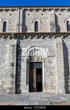 France, région Auvergne-Rhône-Alpes, Thuret (département du Puy-de-Dôme), l'entrée de l'église Saint-Martin Banque D'Images