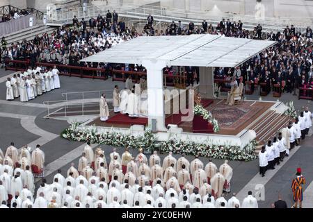 Cité du Vatican, Vatican, 20 octobre 2024. Le pape François préside une messe de canonisation de 14 nouveaux saints dont 11 martyrs de Damas, sur la place Pierre, au Vatican. Les nouveaux saints sont : le père Manuel Ruiz López et ses sept compagnons, les frères François, Mooti et Raphaël Massabki, le père Joseph Allamano, sœur Marie Léonie Paradis et sœur Elena Guerra. Maria Grazia Picciarella/Alamy Live News Banque D'Images