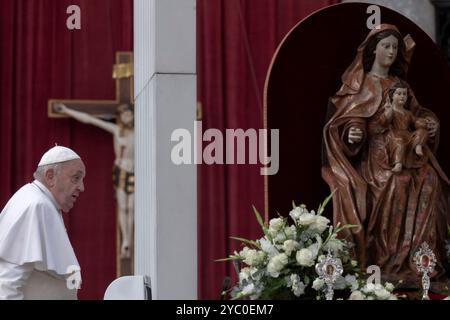 Cité du Vatican, Vatican, 20 octobre 2024. Le pape François préside une messe de canonisation de 14 nouveaux saints dont 11 martyrs de Damas, sur la place Pierre, au Vatican. Les nouveaux saints sont : le père Manuel Ruiz López et ses sept compagnons, les frères François, Mooti et Raphaël Massabki, le père Joseph Allamano, sœur Marie Léonie Paradis et sœur Elena Guerra. Maria Grazia Picciarella/Alamy Live News Banque D'Images