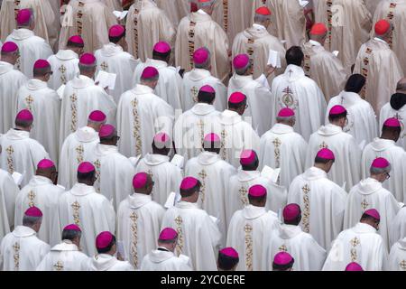 Cité du Vatican, Vatican, 20 octobre 2024. Le pape François préside une messe de canonisation de 14 nouveaux saints dont 11 martyrs de Damas, sur la place Pierre, au Vatican. Les nouveaux saints sont : le père Manuel Ruiz López et ses sept compagnons, les frères François, Mooti et Raphaël Massabki, le père Joseph Allamano, sœur Marie Léonie Paradis et sœur Elena Guerra. v Banque D'Images