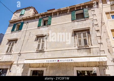 Split Croatie, vieille ville, rue Ulica kralja Tomislava, immeuble résidentiel, extérieur extérieur, magasin de vêtements de créateur de mode Tommy Hilfiger, CR Banque D'Images