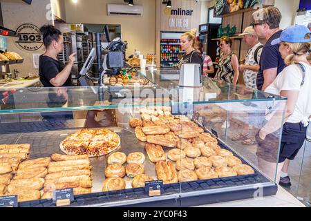 Split Croatie, vieille ville, rue Ulica kralja Tomislava, boulangerie Mlinar, intérieur, vitrine comptoir de pâtisseries, clients hommes femmes couple file d'attente Banque D'Images