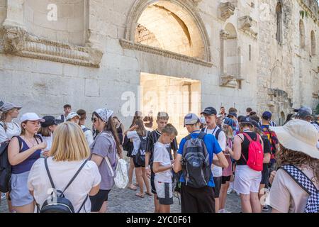 Split Croatie, vieille ville, porte dorée du nord, Zlatna vrata Porta Aurea, Palais de Dioclétien, intérieur, bondé occupé, touristes visiteurs, hommes femmes coup Banque D'Images