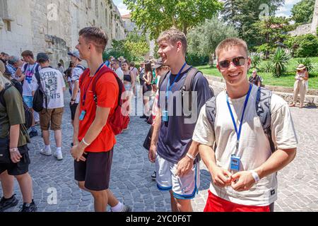 Split Croatie, vieille ville, Giardin Strossmayer Park, près de l'extérieur extérieur du nord Golden Gate, Zlatna vrata Porta Aurea, Palais de Dioclétien, Stud de garçons adolescents Banque D'Images