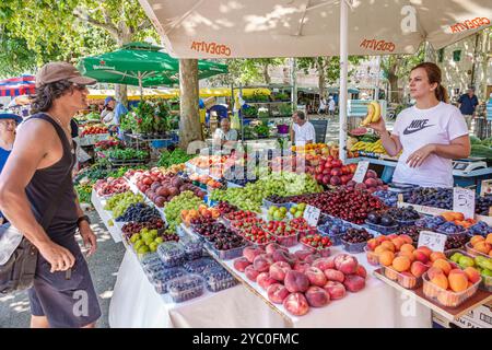 Split Croatie, vieille ville, Split Croatie, vieille ville, rue Ulica Stari Pazar, marché vert Gradska trznica Pazar, étal de vendeur, fruits, pêches cerises Banque D'Images