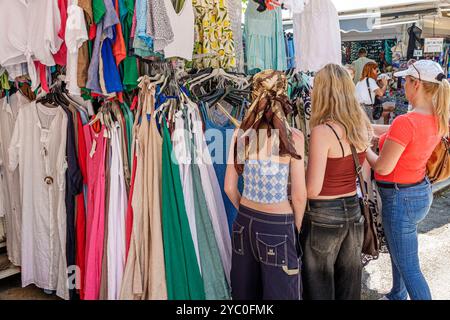 Split Croatie, vieille ville, marché extérieur, stalle de vendeur, vente d'affichage, adolescentes mères shopping, vêtements pour femmes, Europe croate européenne UE, visiteurs trave Banque D'Images