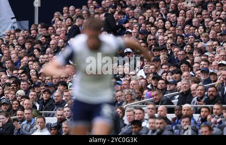 Londres, Royaume-Uni. 19 octobre 2024. Les fans regardent l'action au match Tottenham Hotspur v West Ham United EPL, au Tottenham Hotspur Stadium, Londres, Royaume-Uni, le 19 octobre 2024. Crédit : Paul Marriott/Alamy Live News Banque D'Images