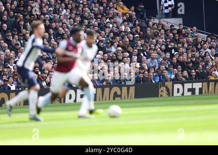 Londres, Royaume-Uni. 19 octobre 2024. Les fans regardent l'action au match Tottenham Hotspur v West Ham United EPL, au Tottenham Hotspur Stadium, Londres, Royaume-Uni, le 19 octobre 2024. Crédit : Paul Marriott/Alamy Live News Banque D'Images