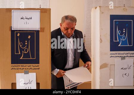 Duhok, Irak. 20 octobre 2024. Un électeur kurde prépare son bulletin de vote lors des élections législatives dans un bureau de vote de la ville de Duhok, dans la région autonome du Kurdistan irakien. Initialement prévu pour il y a deux ans, le vote a été reporté quatre fois en raison de différends entre les deux partis historiques de la région, le Parti démocratique du Kurdistan (PDK/PDK) et l'Union patriotique du Kurdistan (UPK). (Photo de Ismael Adnan/SOPA images/SIPA USA) crédit : SIPA USA/Alamy Live News Banque D'Images