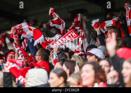 Les fans d'Arsenal célèbrent la victoire des équipes après le match de Super League féminine de Barclays West Ham United Women vs Arsenal Women au Chigwell construction Stadium, Dagenham, Royaume-Uni, le 20 octobre 2024 (photo par Izzy Poles/News images) à Dagenham, Royaume-Uni, le 20/10/2024. (Photo Izzy Poles/News images/SIPA USA) Banque D'Images