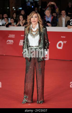 DATE RECORD NON INDIQUÉE Daniela Zuccoli pose sur le tapis rouge lors du 19e Festival international du film de Rome Rome, Italie - 18 octobre 2024 : Daniela Zuccoli assiste au tapis rouge Mike lors du 19e Festival du film de Rome à l'Auditorium Parco Della Musica le 18 octobre 2024 à Rome, Italie. Rome RM Italie Copyright : xPhotoxbyxGennaroxLeonardix Banque D'Images