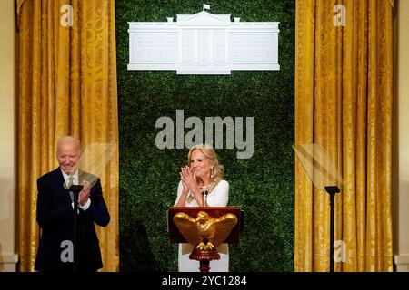 Washington, DC, États-Unis. 20 octobre 2024. Le président AMÉRICAIN Joe Biden, à gauche, et la première dame Jill Biden lors d'un événement dans la salle est de la Maison Blanche à Washington, DC, États-Unis, le dimanche 20 octobre, 2024. la manifestation a été organisée pour célébrer une nouvelle visite publique élargie de la Maison Blanche, qui sera dévoilée lundi par la première dame. Photographe : Stefani Reynolds/Pool/Sipa USA crédit : Sipa USA/Alamy Live News Banque D'Images