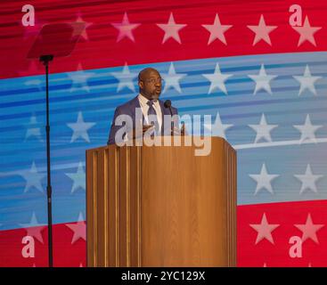 CHICAGO, Ill. – 19 août 2024 : Sen. Raphael Warnock (d-GA) s'adresse à la Convention nationale démocrate de 2024 au United Center à Chicago. Banque D'Images