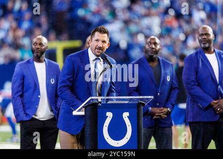 Indianapolis, Indiana, États-Unis. 20 octobre 2024. L'ancien Colts d'Indianapolis Tight End Dallas Clark est intronisé dans l'anneau d'honneur des Colts lors d'une cérémonie de mi-temps lors d'un match de la NFL contre les Dolphins de Miami au Lucas Oil Stadium à Indianapolis, Indiana. John Mersits/CSM/Alamy Live News Banque D'Images