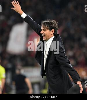 Rome, Italie. 20 octobre 2024. Simone Inzaghi, entraîneur-chef de l'Inter Milan, fait des gestes lors d'un match de football de Serie A entre Roma et Inter Milan à Rome, Italie, 20 octobre 2024. Crédit : Alberto Lingria/Xinhua/Alamy Live News Banque D'Images