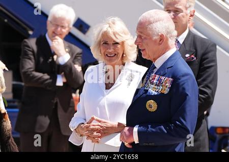 Le roi Charles III et la reine Camilla sont accueillis par une réception officielle australienne à l'aéroport de Canberra le deuxième jour de leur visite en Australie et aux Samoa. Date de la photo : lundi 21 octobre 2024. Banque D'Images