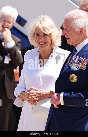 Le roi Charles III et la reine Camilla sont accueillis par une réception officielle australienne à l'aéroport de Canberra le deuxième jour de leur visite en Australie et aux Samoa. Date de la photo : lundi 21 octobre 2024. Banque D'Images