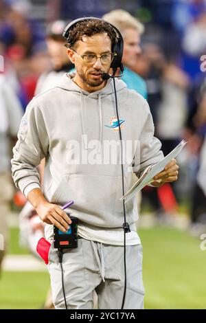 Indianapolis, Indiana, États-Unis. 20 octobre 2024. L'entraîneur-chef des Miami Dolphins Mike McDaniel lors d'un match de la NFL contre les Colts d'Indianapolis au Lucas Oil Stadium d'Indianapolis, Indiana. John Mersits/CSM/Alamy Live News Banque D'Images