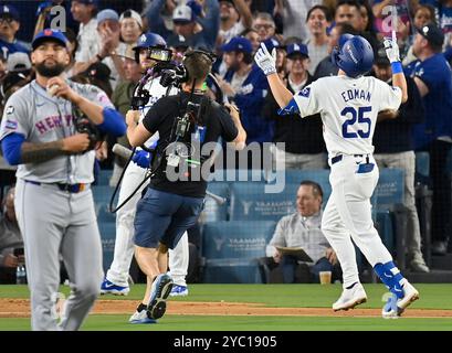 Los Angeles, États-Unis. 20 octobre 2024. Los Angeles Dodger Tommy Edman célèbre après avoir frappé un circuit de deux coups en troisième manche alors que le lanceur des New York mets Sean Manaea regarde le tableau de bord dans le sixième match des NLCS MLB au Dodger Stadium le dimanche 20 octobre 2024. Photo de Jim Ruymen/UPI crédit : UPI/Alamy Live News Banque D'Images