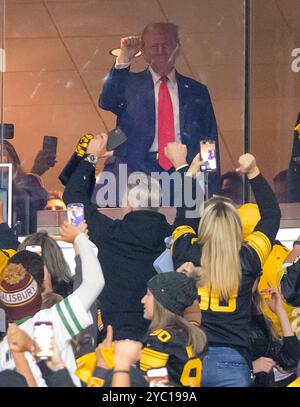 Pittsburgh, États-Unis. 20 octobre 2024. Les fans de Steelers prennent des photos du candidat républicain ancien président Donald Trump alors qu'il assiste au match de la NFL entre les Steelers de Pittsburgh et les jets de New York à l'Acrisure Stadium le dimanche 20 octobre 2024 à Pittsburgh. Photo par Archie Carpenter/UPI crédit : UPI/Alamy Live News Banque D'Images