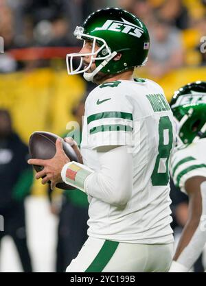 Pittsburgh, États-Unis. 20 octobre 2024. Aaron Rodgers (8), quarterback des jets de New York, recule pour passer le premier quart-temps contre les Steelers de Pittsburgh à l'Acrisure Stadium le dimanche 20 octobre 2024 à Pittsburgh. Photo par Archie Carpenter/UPI crédit : UPI/Alamy Live News Banque D'Images