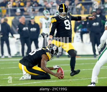 Pittsburgh, États-Unis. 20 octobre 2024. Chris Boswell (9 ans), le kicker des Steelers de Pittsburgh place, frappe un field goal de 46 yards dans le premier quart-temps contre les jets de New York à l'Acrisure Stadium le dimanche 20 octobre 2024 à Pittsburgh. Photo par Archie Carpenter/UPI crédit : UPI/Alamy Live News Banque D'Images