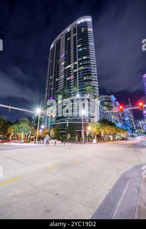 Fort Lauderdale, FL, États-Unis - 17 octobre 2024 : photo de nuit Icon Las Olas Luxury Apartments Banque D'Images