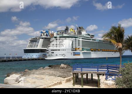 Deux bateaux de croisière dans le port Banque D'Images