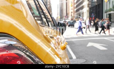 New York. Voiture de taxi jaune sur Manhattan Street. Taxi sur Midtown Lexington avenue. Médaillon taxi vue arrière sur Lex Ave attendant des personnes ou des passagers sur la route. Scène urbaine aux États-Unis. Banque D'Images