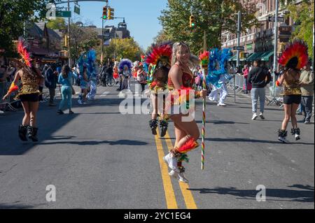 New York, États-Unis. 20 octobre 2024. NEW YORK, NEW YORK - 20 OCTOBRE : les participants en costumes colorés se produisent lors de la défilé Queens Bolivian Parade sur la 37e Avenue le 20 octobre 2024 à New York. Crédit : Ron Adar/Alamy Live News Banque D'Images