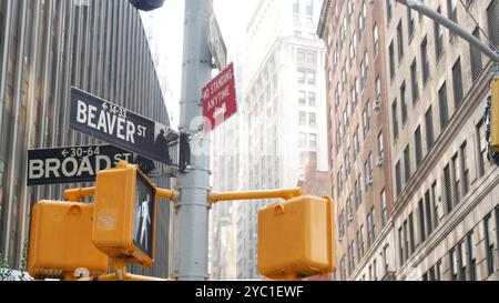 New York, États-Unis. Quartier financier du centre-ville de Manhattan. American Wall Street. Panneau de signalisation à l'angle de Broad et Beaver. Bourse, marché boursier des États-Unis. Feu de circulation au carrefour. Banque D'Images