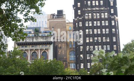New York City, Manhattan Midtown Bryant Park avec bibliothèque publique, 42 Street et 5th Fifth 5 avenue corner, États-Unis. New York monument aux États-Unis. Arbres verdure d'été dans le jardin du parc public. Bâtiments. Banque D'Images