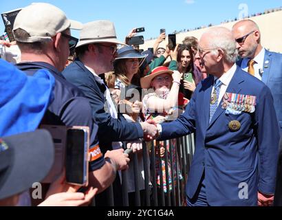 Le roi Charles III rencontre des membres du public lors d'une promenade devant le Parlement australien à Canberra, marquant la première visite du roi en tant que souverain au Parlement australien, le deuxième jour de la visite royale en Australie et aux Samoa. Date de la photo : lundi 21 octobre 2024. Banque D'Images