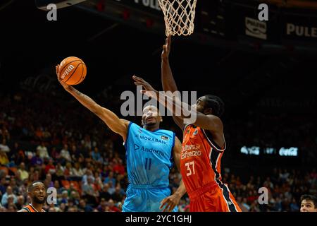 Valencia, Espagne. 20 octobre 2024. Stan Okoye de Morabanc Andorre et semi Ojeleye de Valence basket en action lors de la Liga Endesa saison régulière Round 4 au Pabellon Furente San Luis. Score final ; Valencia basket 89:88 Morabanc Andorra (photo par German Vidal Ponce/SOPA images/SIPA USA) crédit : SIPA USA/Alamy Live News Banque D'Images