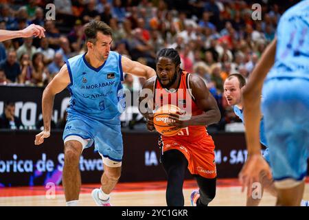 Valencia, Espagne. 20 octobre 2024. Nacho Llovet de Morabanc Andorre et semi Ojeleye de Valence basket en action lors de la Liga Endesa saison régulière Round 4 au Pabellon Furente San Luis. Score final ; Valencia basket 89:88 Morabanc Andorra crédit : SOPA images Limited/Alamy Live News Banque D'Images